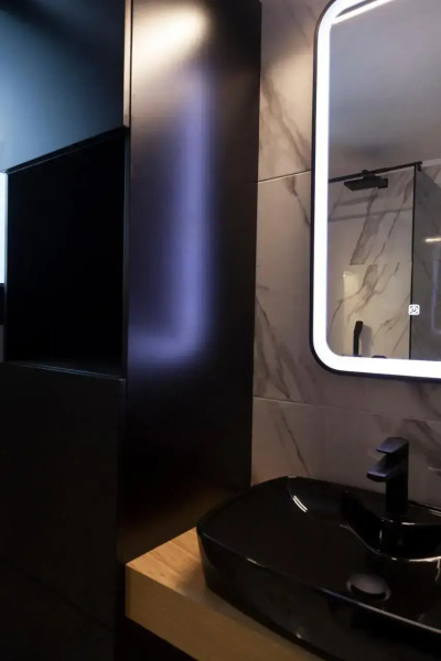 Spacious flat with courtyard and private parking!