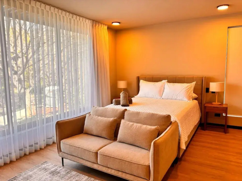 BEE Suites San José - Santa Ana