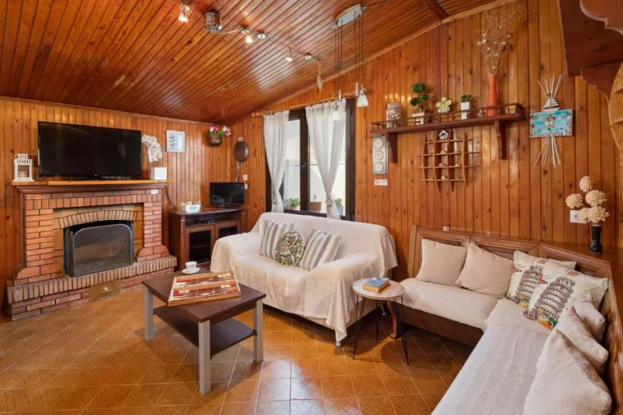 Villa Paradiso: Near beach, superb pool and garden