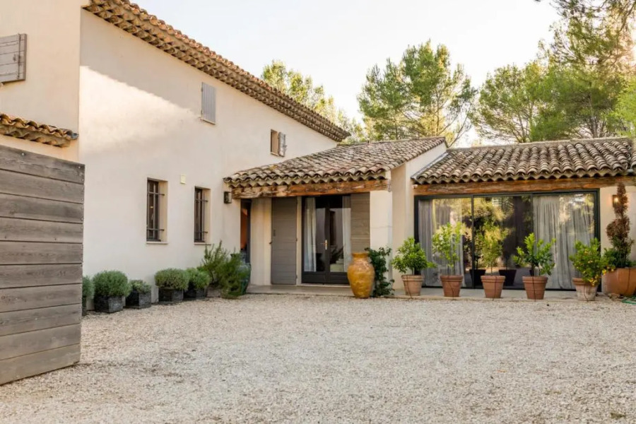 Bâtisse provençale avec piscine privée au coeur du Luberon et du village de Lourmarin, 10 personnes LS2-385 NOUVIAGE