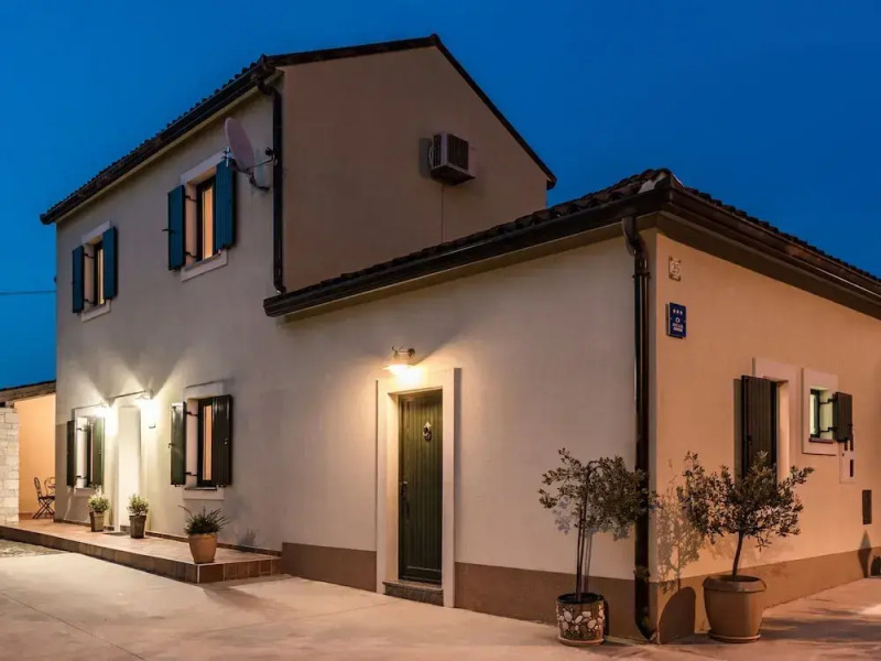 Apartment With Private Pool in Pula