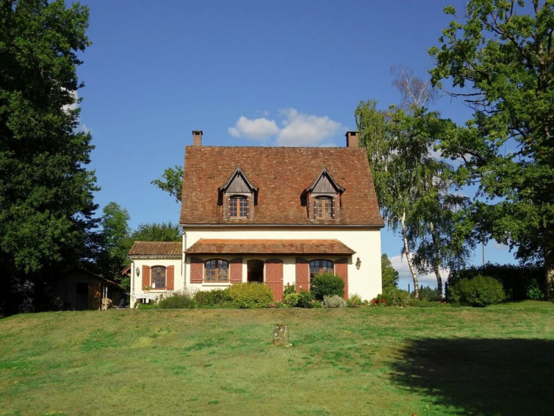 Lovely Villa in La Coquille with Swimming Pool