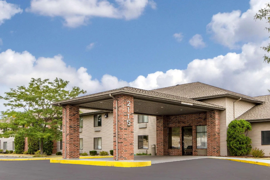 AmericInn by Wyndham Reedsburg