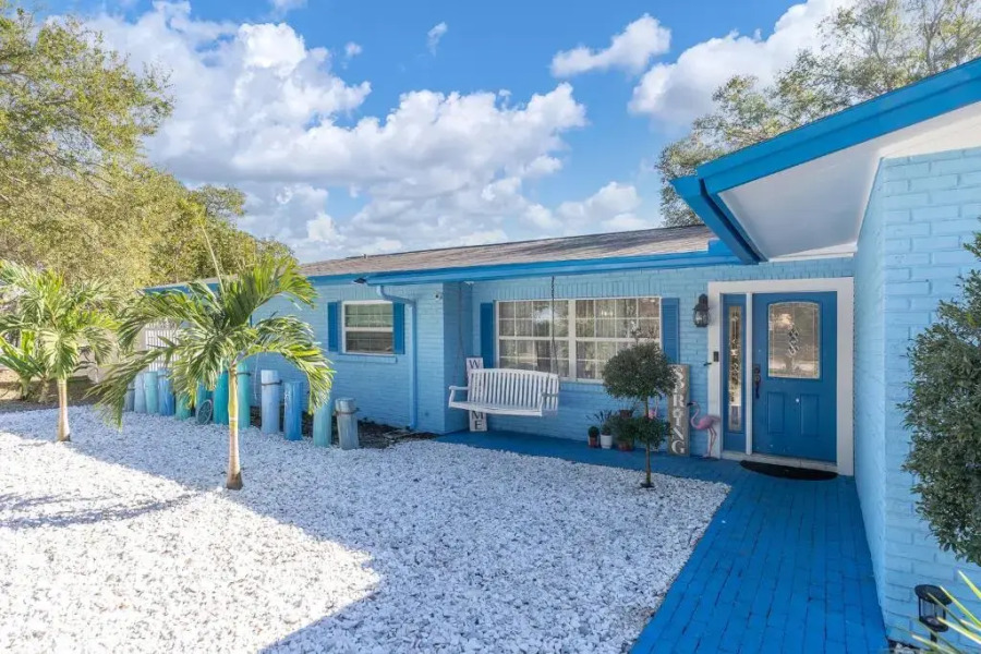 Beautiful home- Private getaway-Heated Pool/Hottub