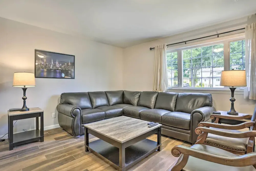 Ideally Located Glen Cove Apartment!