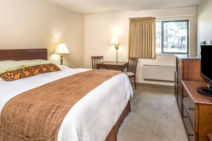 Super 8 St. Regis