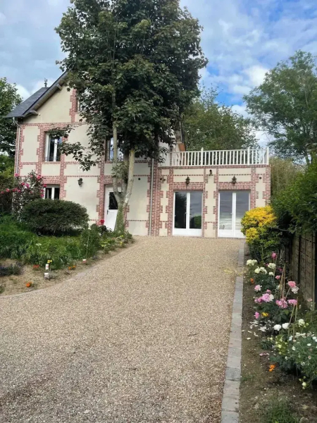 Exceptional 5 Bedroom House Near the Beach