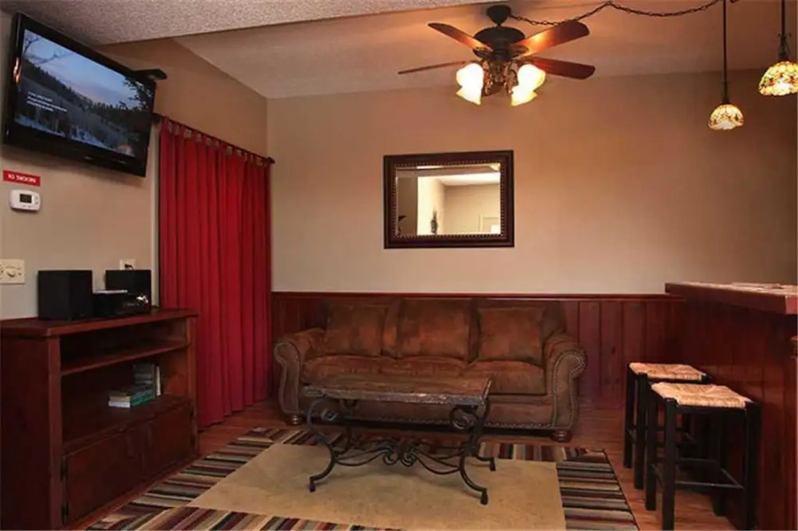 On Eagles Wings 2 Bedroom Mountain View Home with Hot Tub