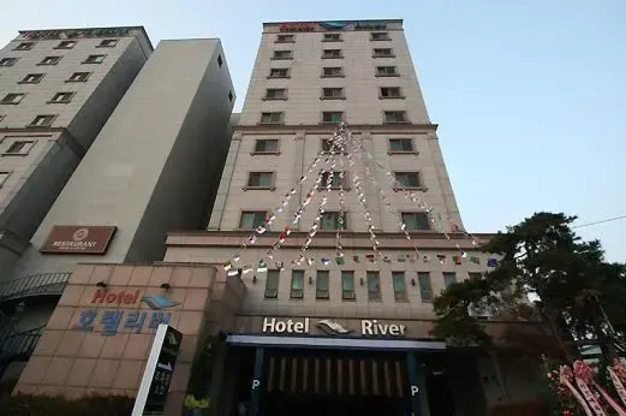 Hotel River
