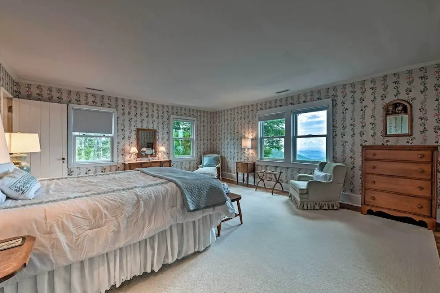 Amazing Historic Home w/ Stunning Mountain Views!