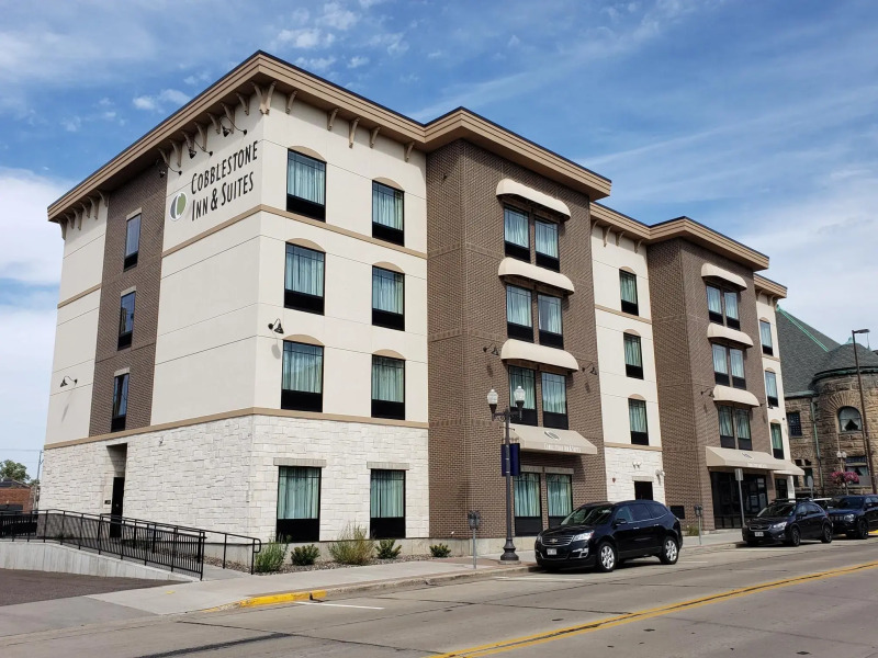 Cobblestone Inn & Suites at UW Stout Downtown Menomonie