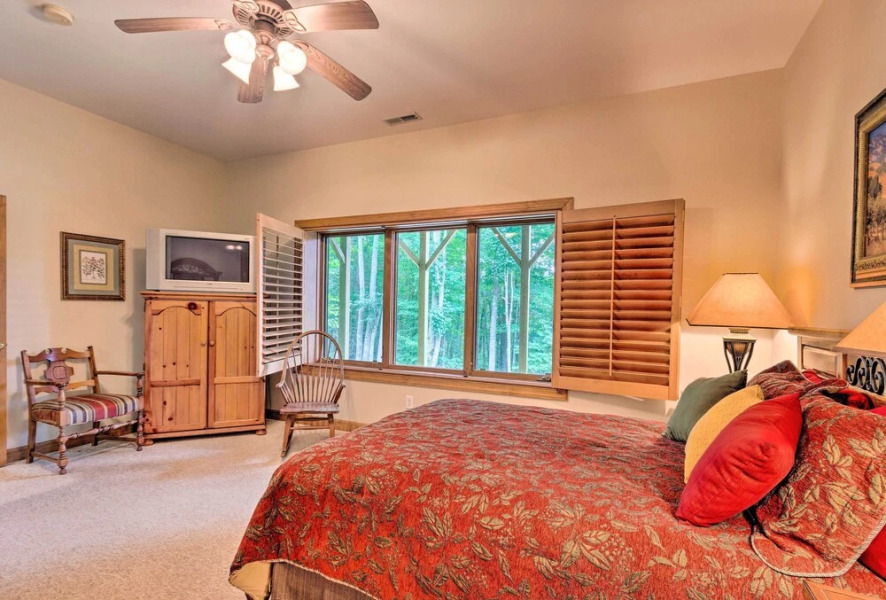 Lavish Beech Mountain Ski Cabin w/ Hot Tub!