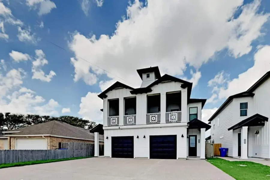 Luxurious Family-friendly Oasis with Laguna Views