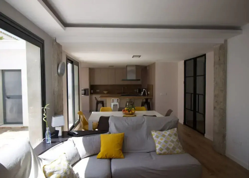 Casa con jardín privado y barbacoa piscina y 300 metros de la playa by Lightbooking