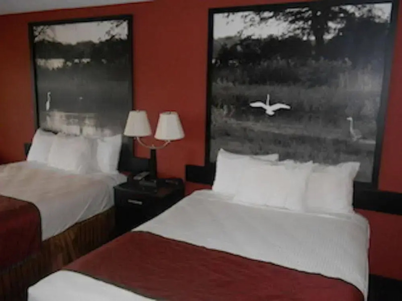 Guesthouse Inn & Suites St. Joseph