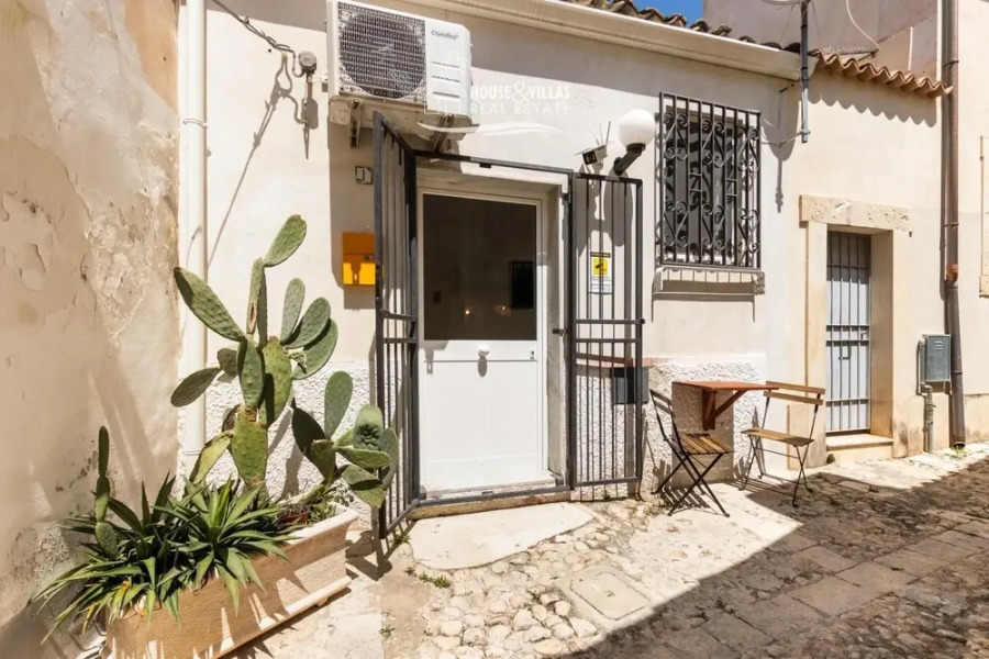 Casa Nostra in Noto With 1 Bedrooms and 1 Bathrooms