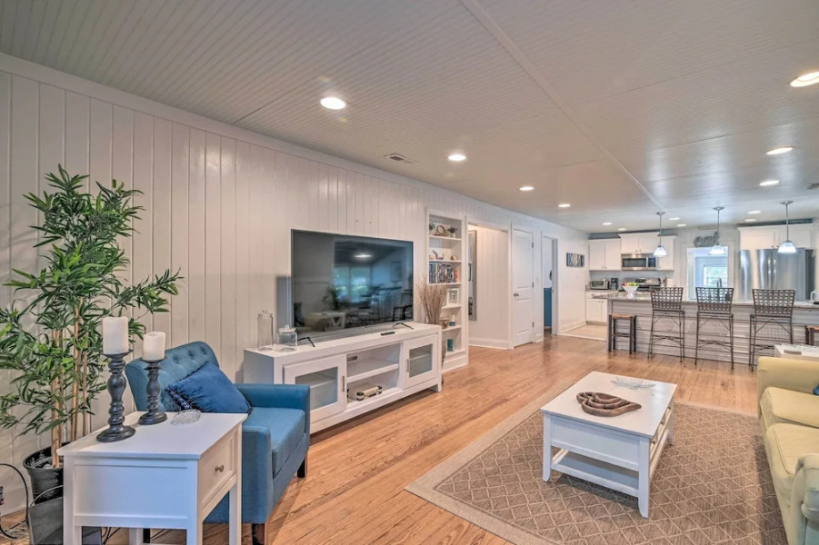 Bright & Sunny Home ~ 14 Mi to Myrtle Beach!