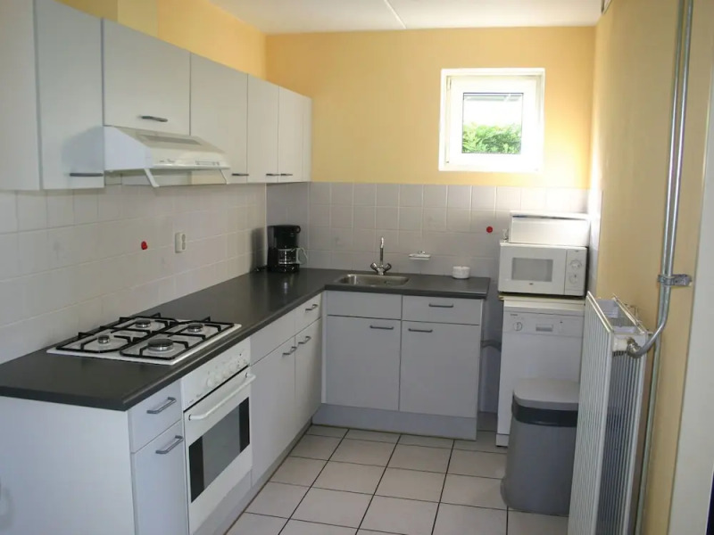 Tidy Bungalow With Dishwasher, Close to the Water