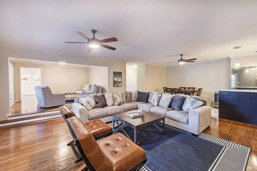 Lakefront Home Private Dock, Tiki Bar, Firepit Shore to Please by Avantstay