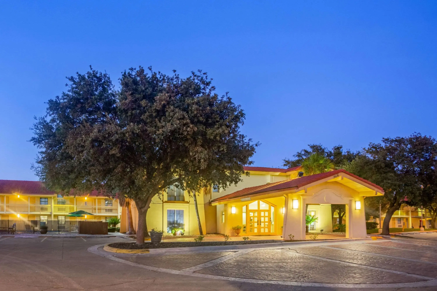Super 8 by Wyndham Eagle Pass