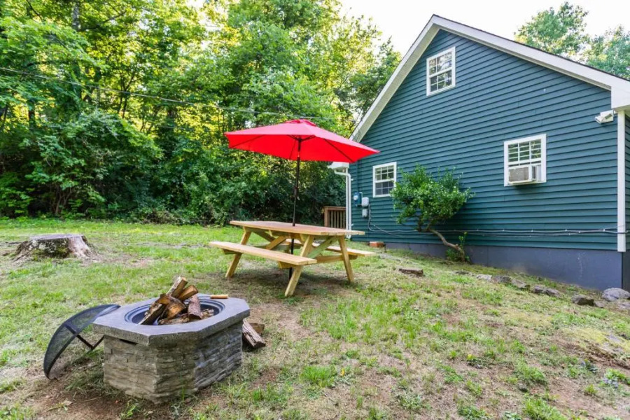 Hot Tub, Lake Access, & Fire Pit at Cozy Cottage!