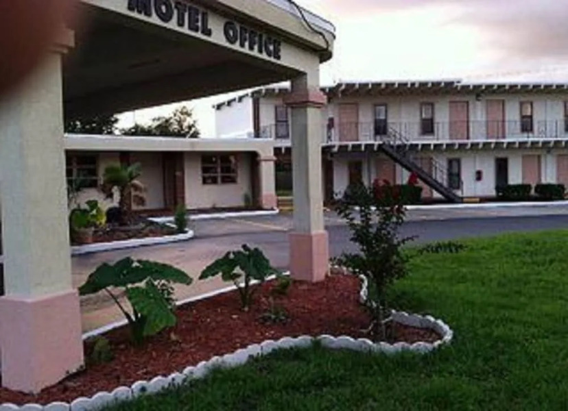 Nassau Holiday Motel