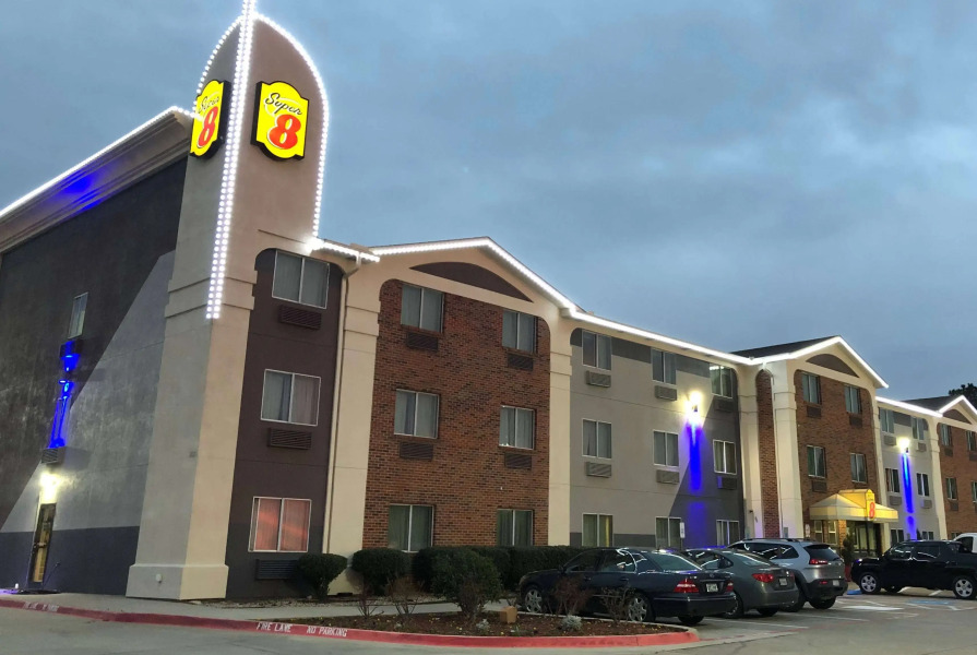 Super 8 by Wyndham Bedford DFW Airport West
