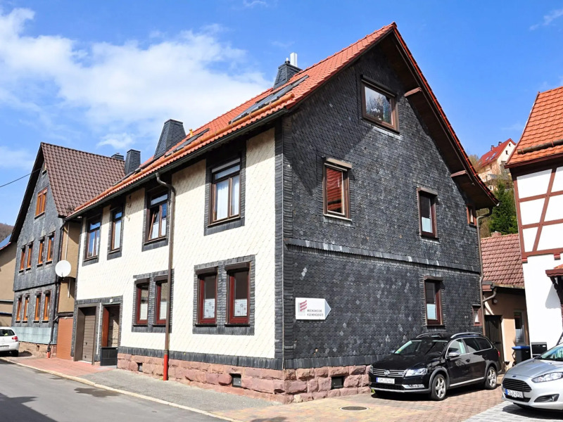 Barrier-free, modern apartment with terrace at the foot of Hallenburg Castle