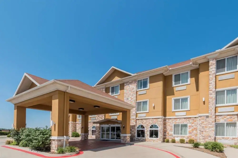 Days Inn & Suites Cleburne TX