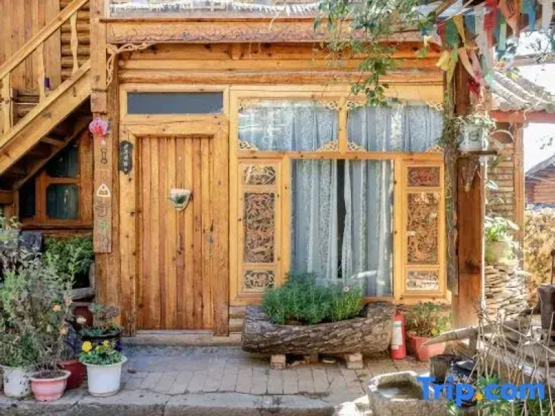 Qiuniang House Lugu Lake