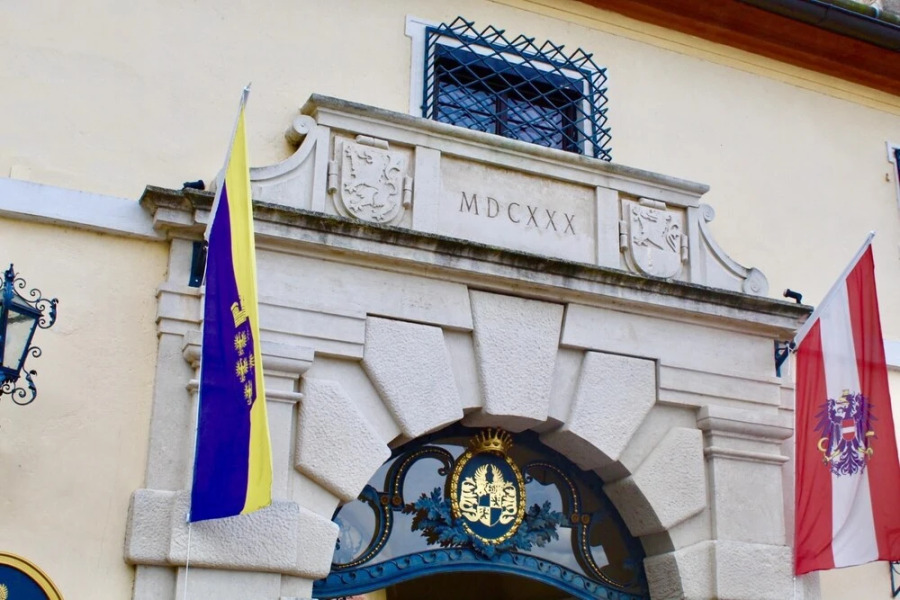 Deluxe Apartment With two Bedrooms in the Historic Downtown of D Rnstein