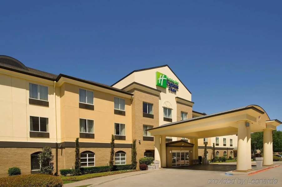 Holiday Inn Express & Suites DFW - Grapevine by IHG