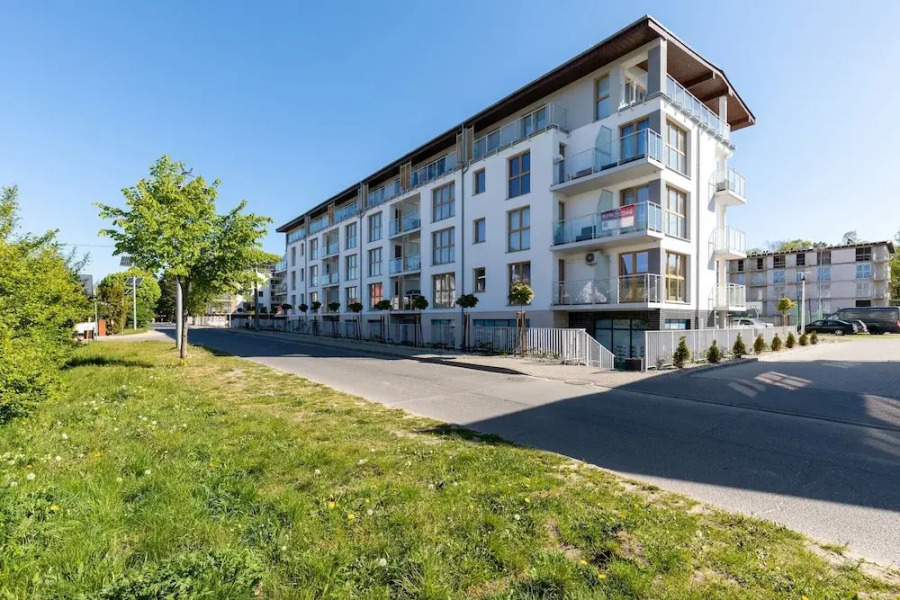 Marine Apartment 9B by Renters