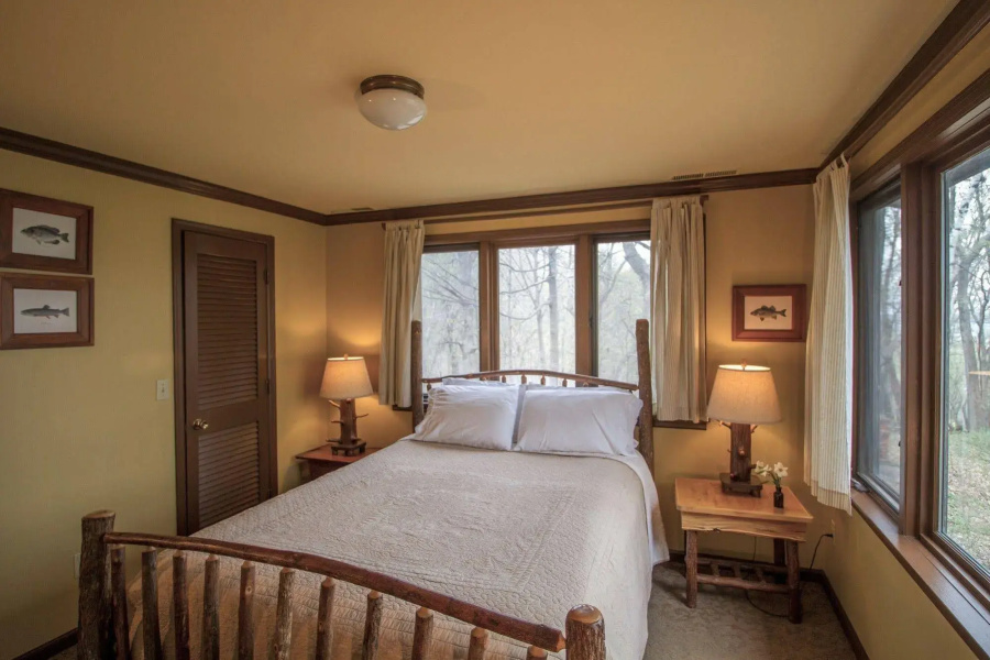 Four Mounds Inn