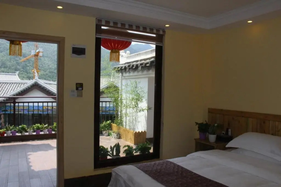 Libo Moon in Mountain Inn