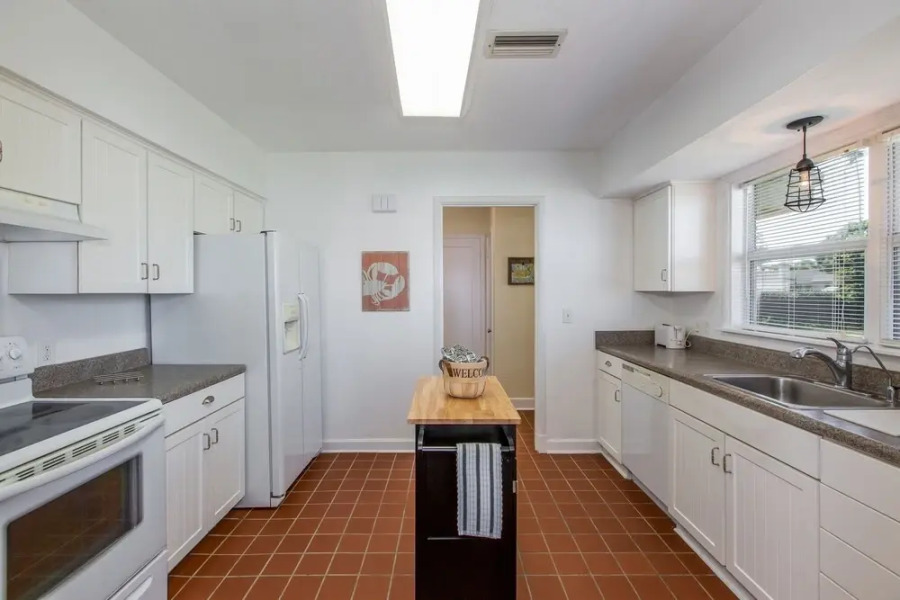 Treasured Times Beach House 3 Bedroom Home by RedAwning, Clearwater Beach