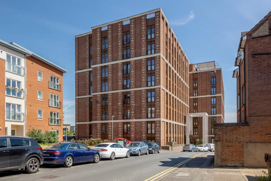 2 Bedroom Top Floor Grosvenor's Luxury Apartment - 5 mins Walk to the Station, Free WiFi