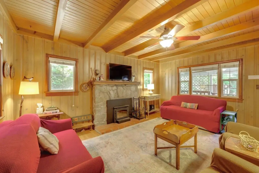 Vintage 'snow White' Cottage ~ 2 Miles to Village!