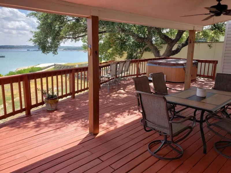 Lake Travis Lakefront Retreat - Boatdock - Hot tub