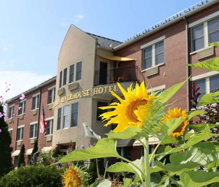 Camden Riverhouse Hotel