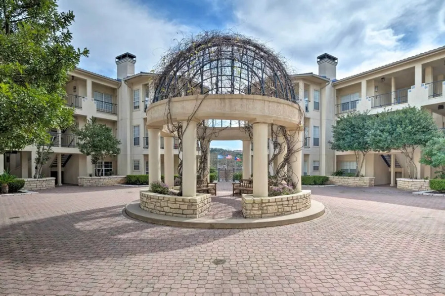 Lakefront Lago Vista Condo w/ Resort Amenities!