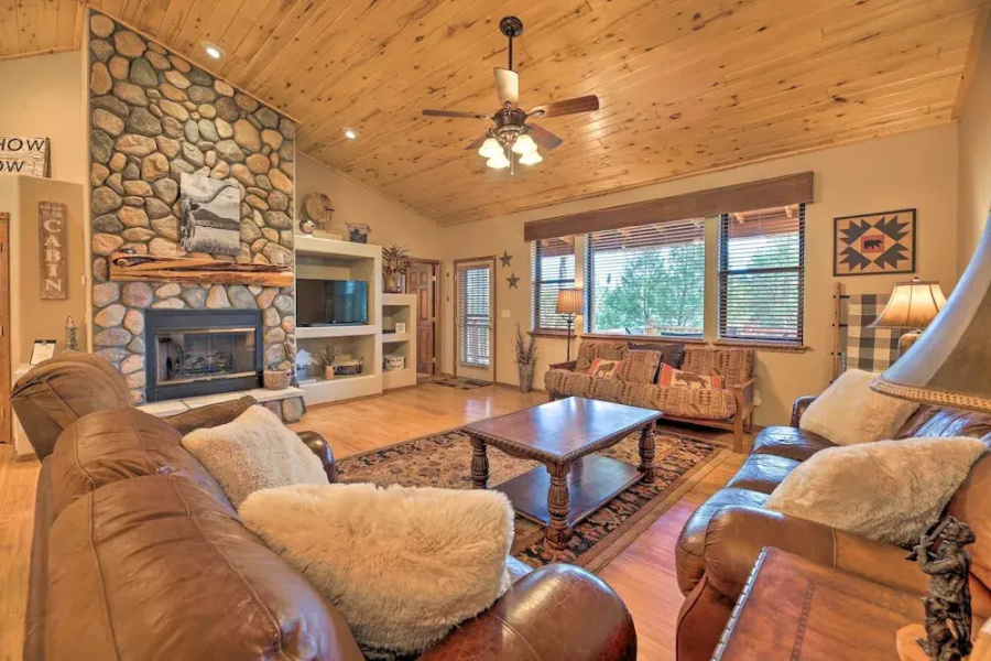 < 4 Mi to Fool Hollow Lake: Cabin w/ Tranquil Deck