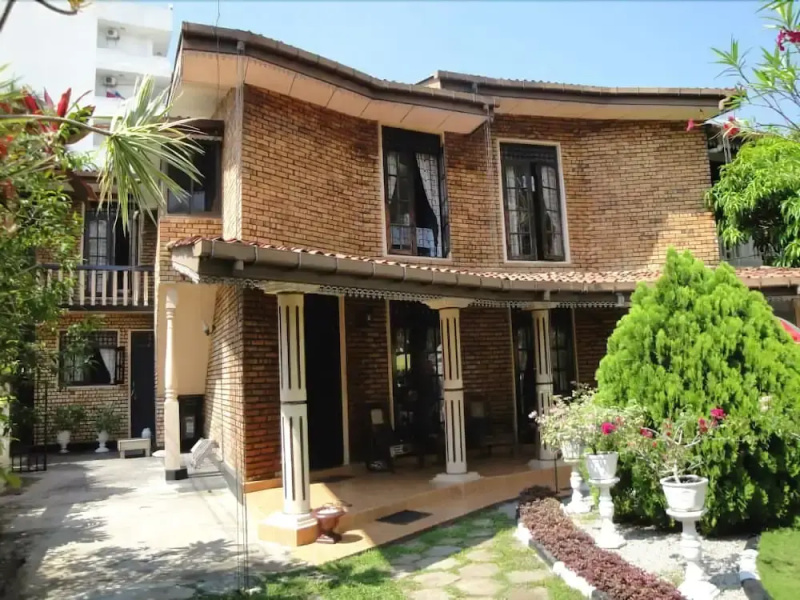 Lavinia Beach Hostel