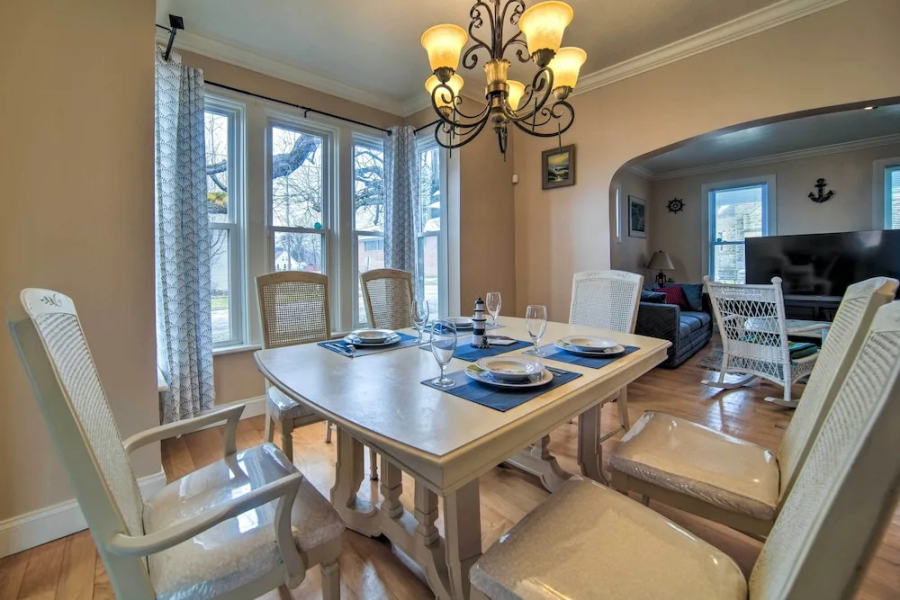 1 Block to Bridge Street: Lake Erie Vacation Home!