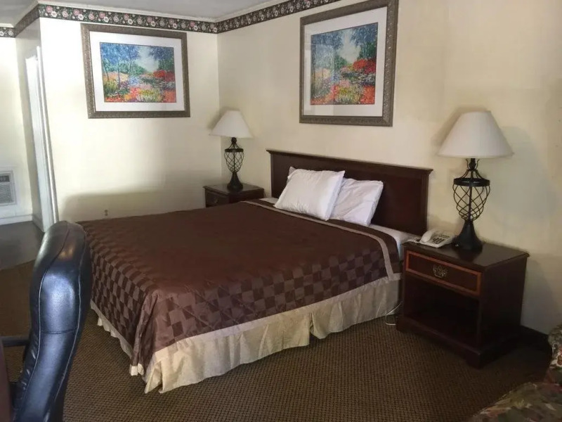 Deluxe Inn - Statesboro