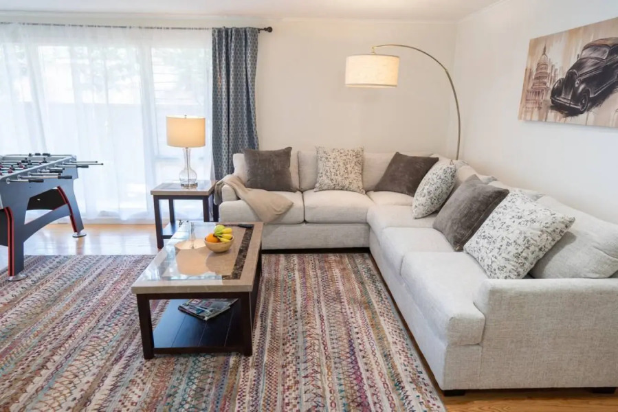 TASTEFUL SPACIOUS 3-BEDROOM HOME WITH HOT TUB ONLY MINUTES FROM DISNEYLAND  (p56)