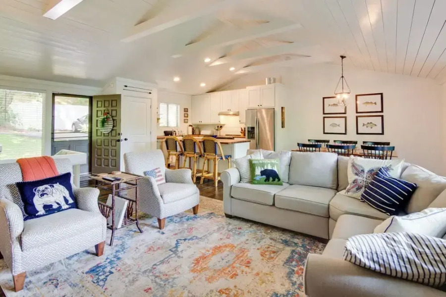 High-end Sapphire Retreat on Fairfield Lake!