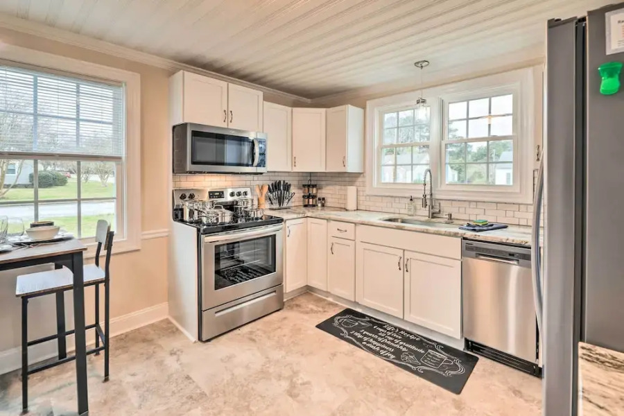 New Bern Retreat w/ Fire Pit ~ 1 Mi to Dtwn!