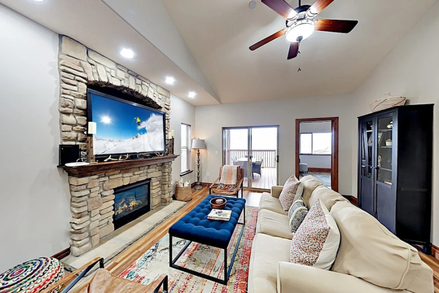 Big Townhome W/ Hot Tub, Views, 3 Living Rooms 5 Bedroom Townhouse