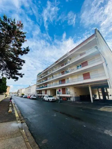 Grand studio avec balcon proche du centre ville